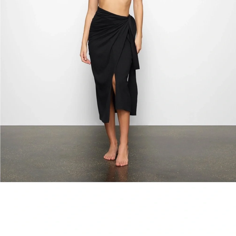 SKIMS this black